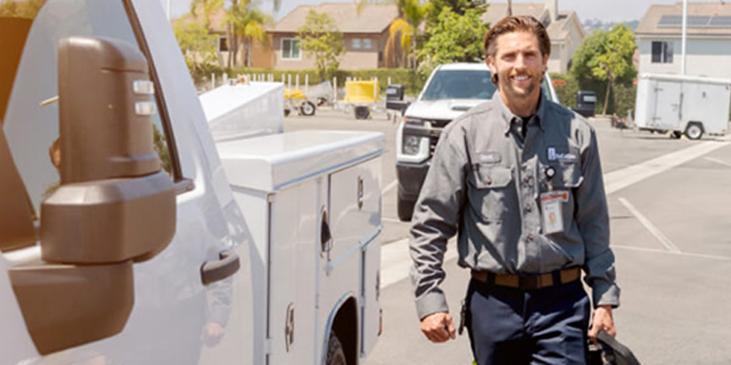 SoCalGas-worker-smiling-by-truck