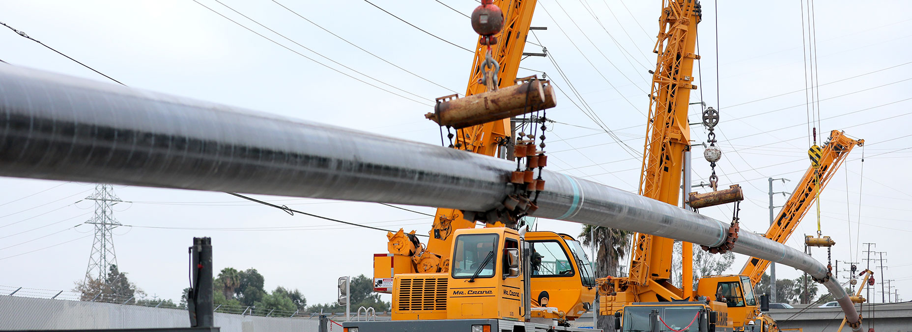 Crane lifting pipeline