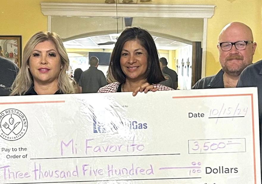 7 people holding a 3,5000 dollar check from the Latino Restaurant Association at Mi Favorito